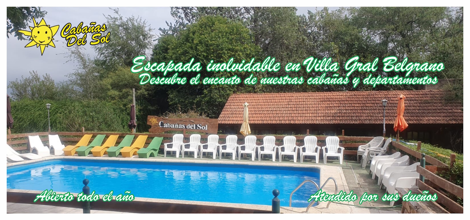 Vista exterior de las Cabañas Del Sol con parque arbolado y pileta en Villa General Belgrano